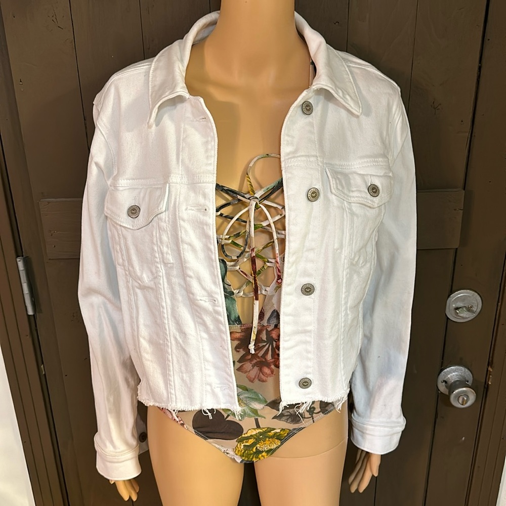 Holister white cropped trucker jacket with raw hem. Button closure/pockets